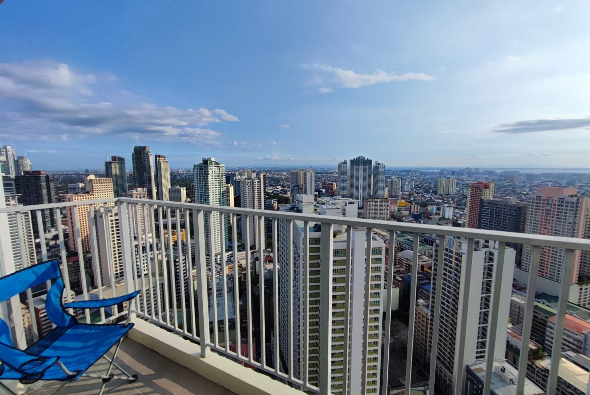 Penthouse for sale in Makati at Kroma 1Bedroom with balcony
