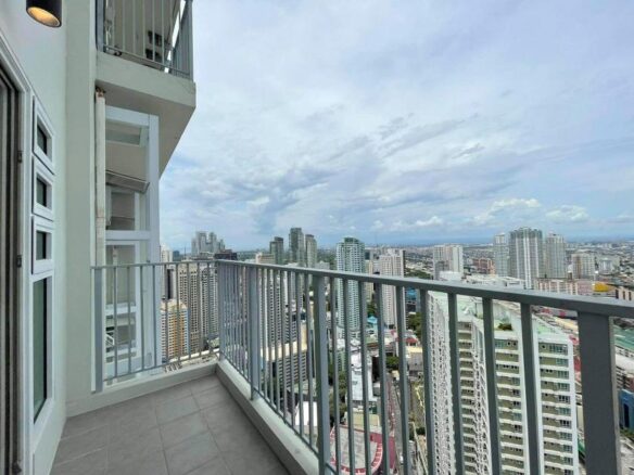 Penthouse for sale in Makati at Kroma 1Bedroom with balcony