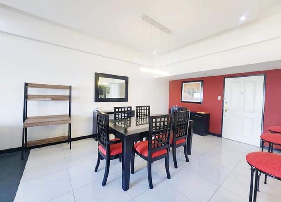 Elizabeth Place 3bedroom For Sale in Salcedo Village, Makati