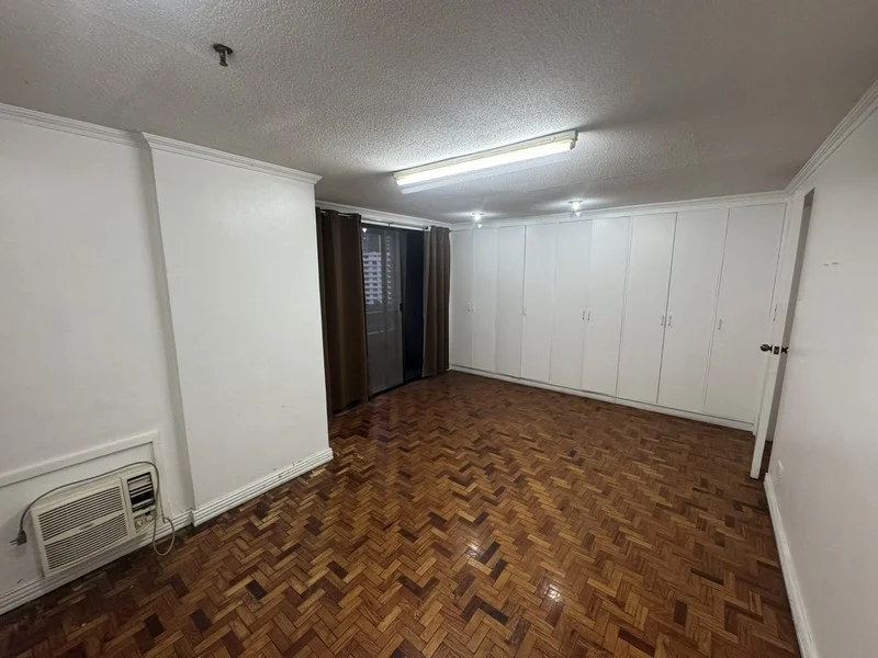 3 Bedrooms Condo For Sale in Salcedo Village, Makati